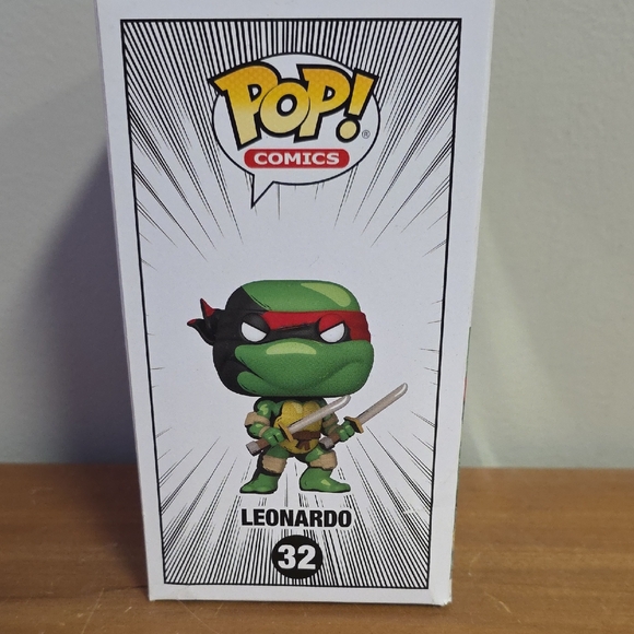 Funko Pop! TMNT Leonardo Special Edition - Green and Red - Picture 2 of 6